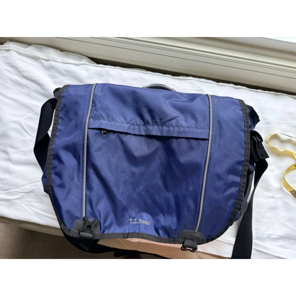 LL Bean Messenger Bag Navy Blue Ripstop Nylon Padded Strap Crossbody Laptop Bag